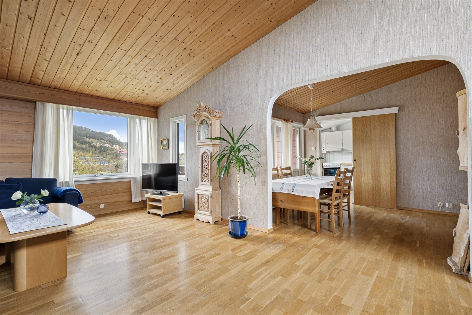 Her er det enkelt å møblere etter behov, med god plass til både stor sofagruppe, stuebord, TV-møblement og en romslig spisestue. Galleribilde