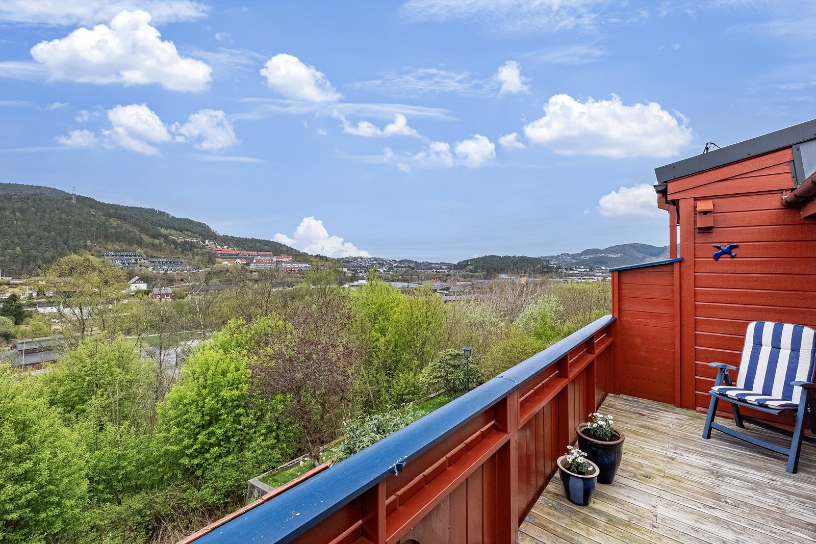 Fra spisestuen er det direkte utgang til en solrik, sørvendt altan. Galleribilde