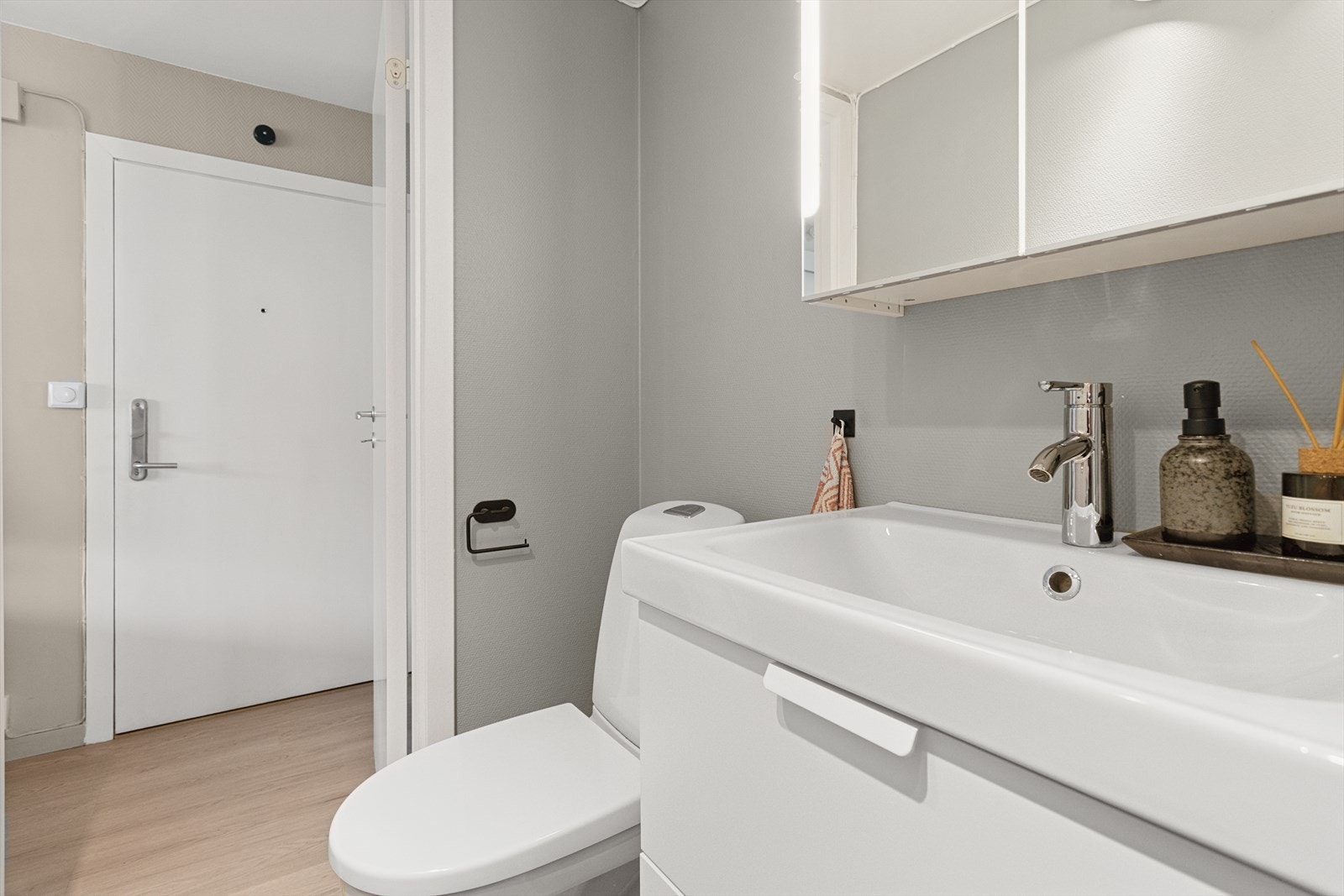 Badet er oppgradert med nye fliser på gulv og ny innredning. Galleribilde