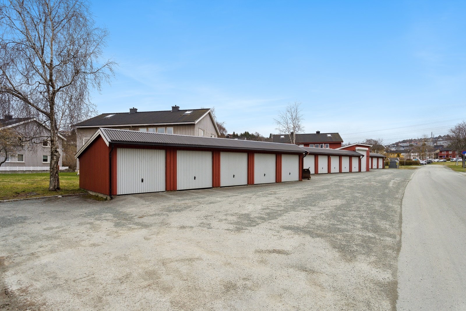 Borettslaget disponerer parkeringsplasser for beboerne og besøkende. Det er el.bil-lader, motorvarmerplasser og garasjer som tildeles av borettslaget. Galleribilde