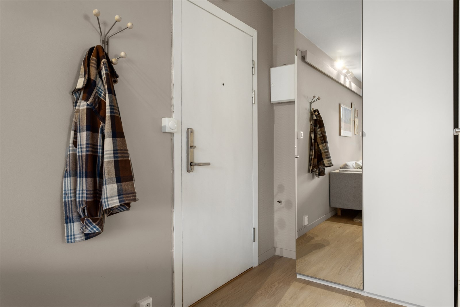 Plass til garderobeskap i entré. Galleribilde