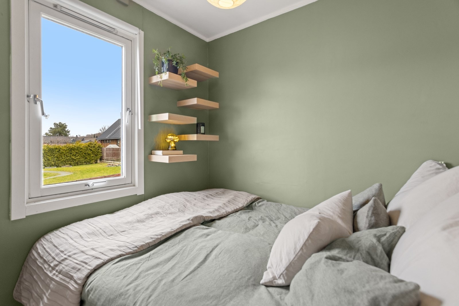 Rommet er holdt i en behagelig farge og rommer godt en seng på 150cm. Galleribilde