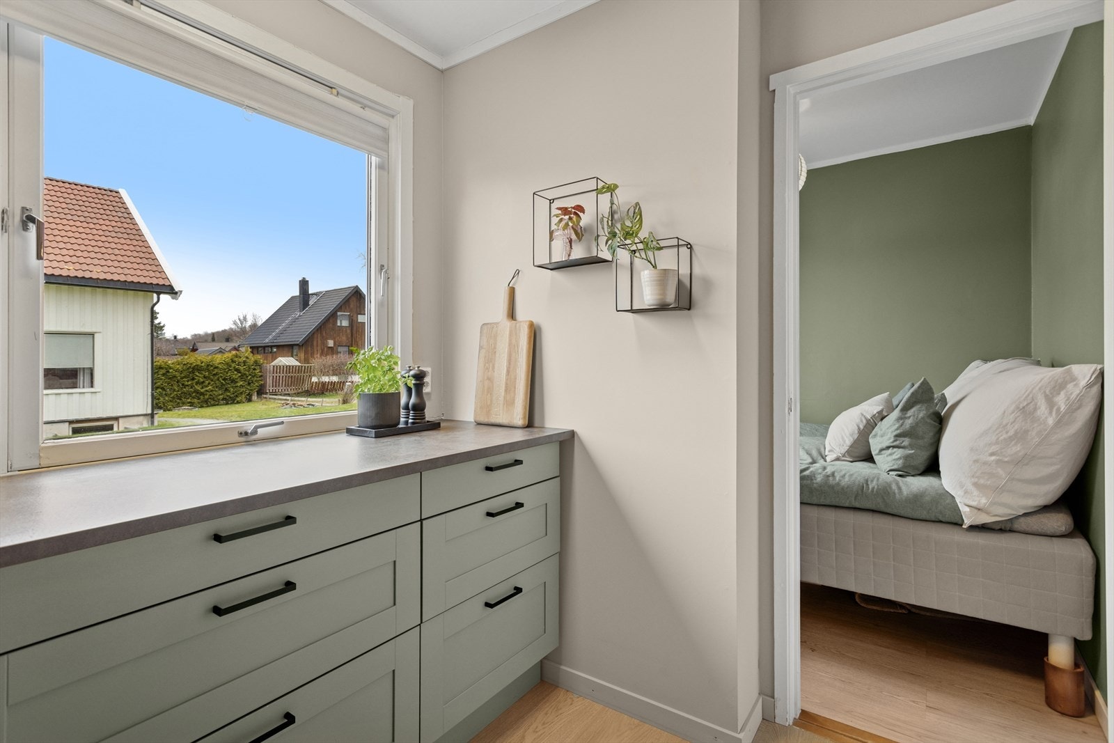 Kjøkkenet har god oppbevaringsplass i innredningen. Fra kjøkkenet er det adkomst til sovealkoven. Galleribilde