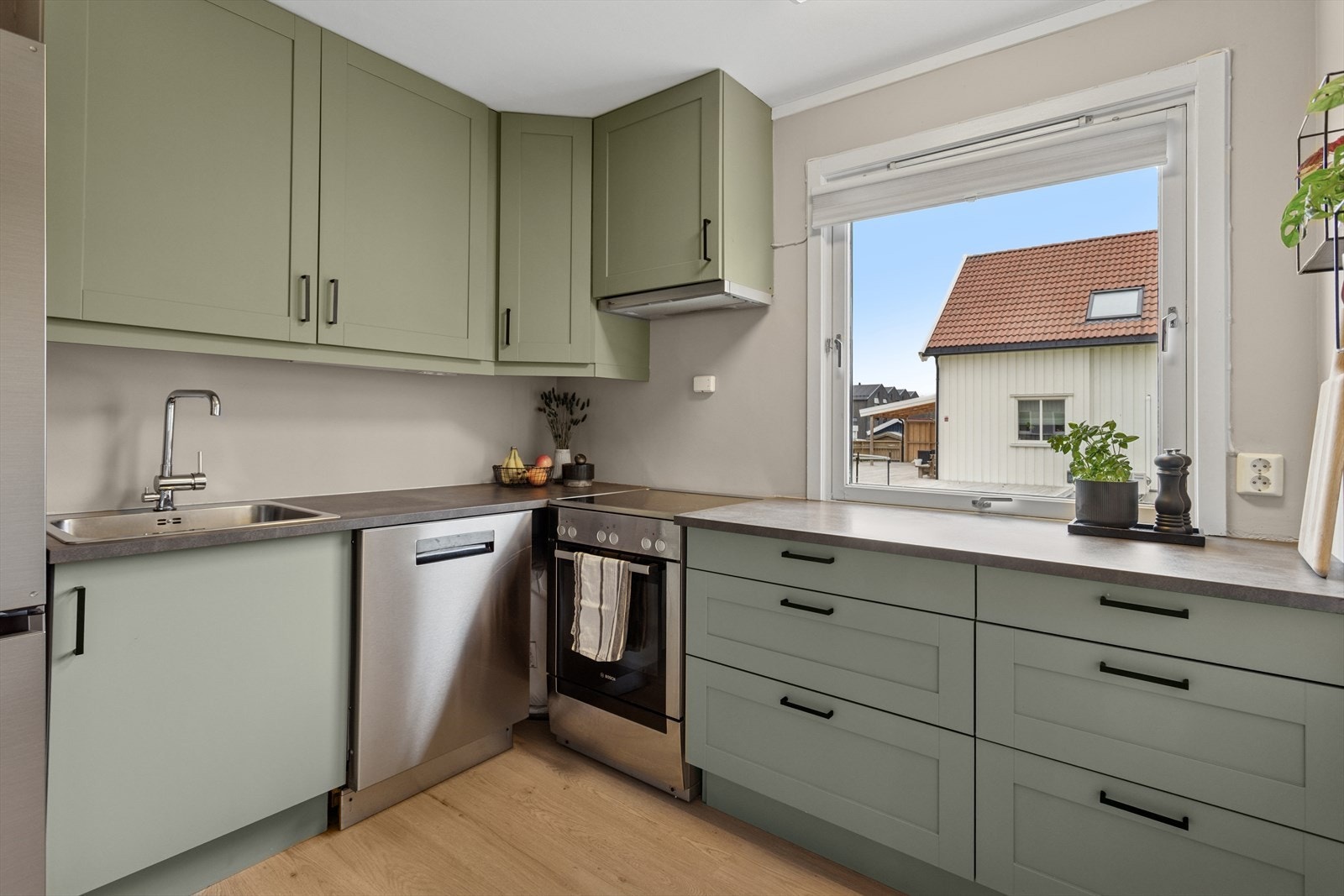 Kjøkkenet har fått ny benkeplate og innredningen er malt. Det er også montert nye håndtak på kjøkkenet. Galleribilde