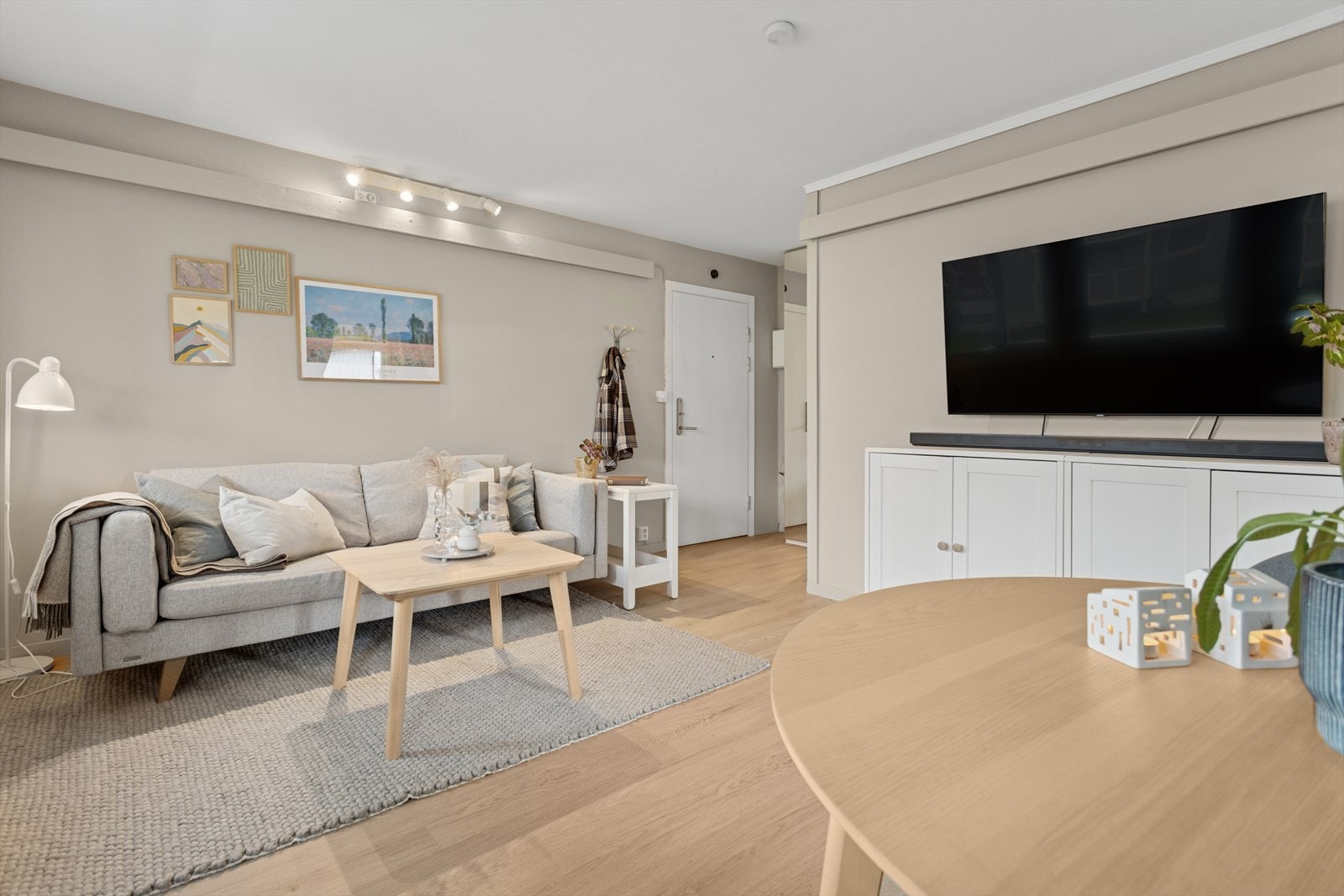 Leiligheten ligger i 1. etg. Her er det lagt nytt parkettgulv og malt vegger og tak. Galleribilde