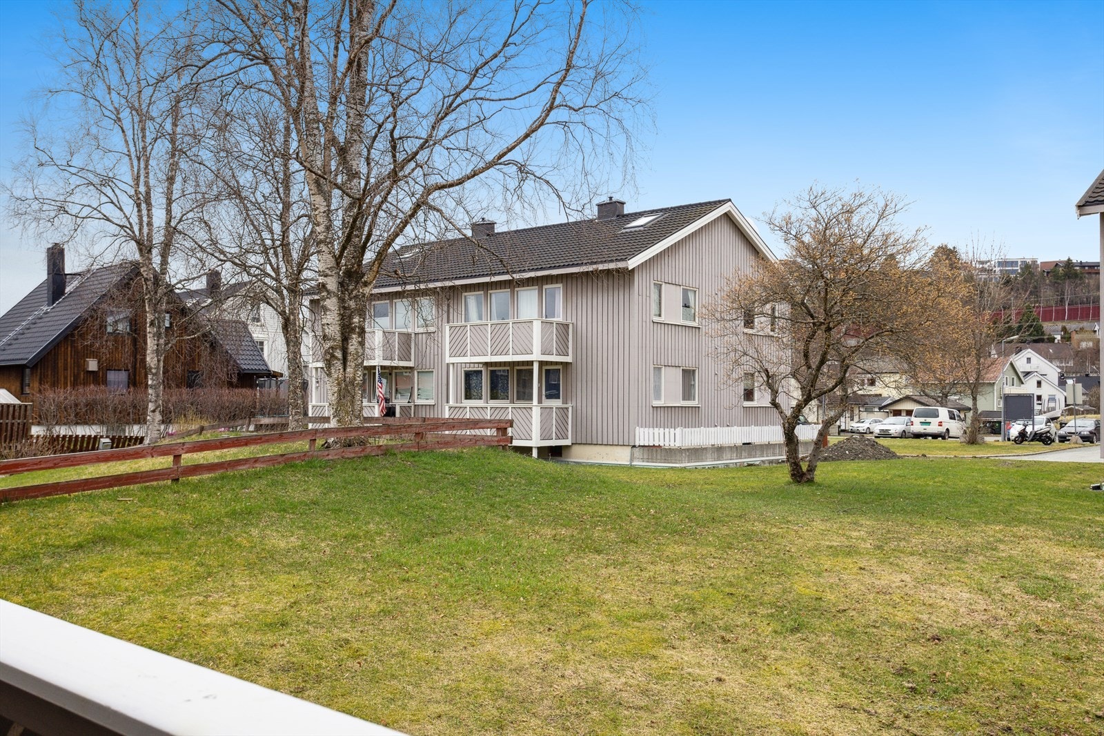 Borettslaget har store grøntområder mellom husene. Galleribilde