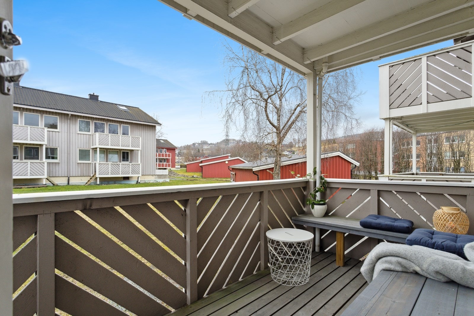 Her kan man også ta turen ned på det store fellesarealet. Her kan du nyte solen videre utover dagen. Galleribilde