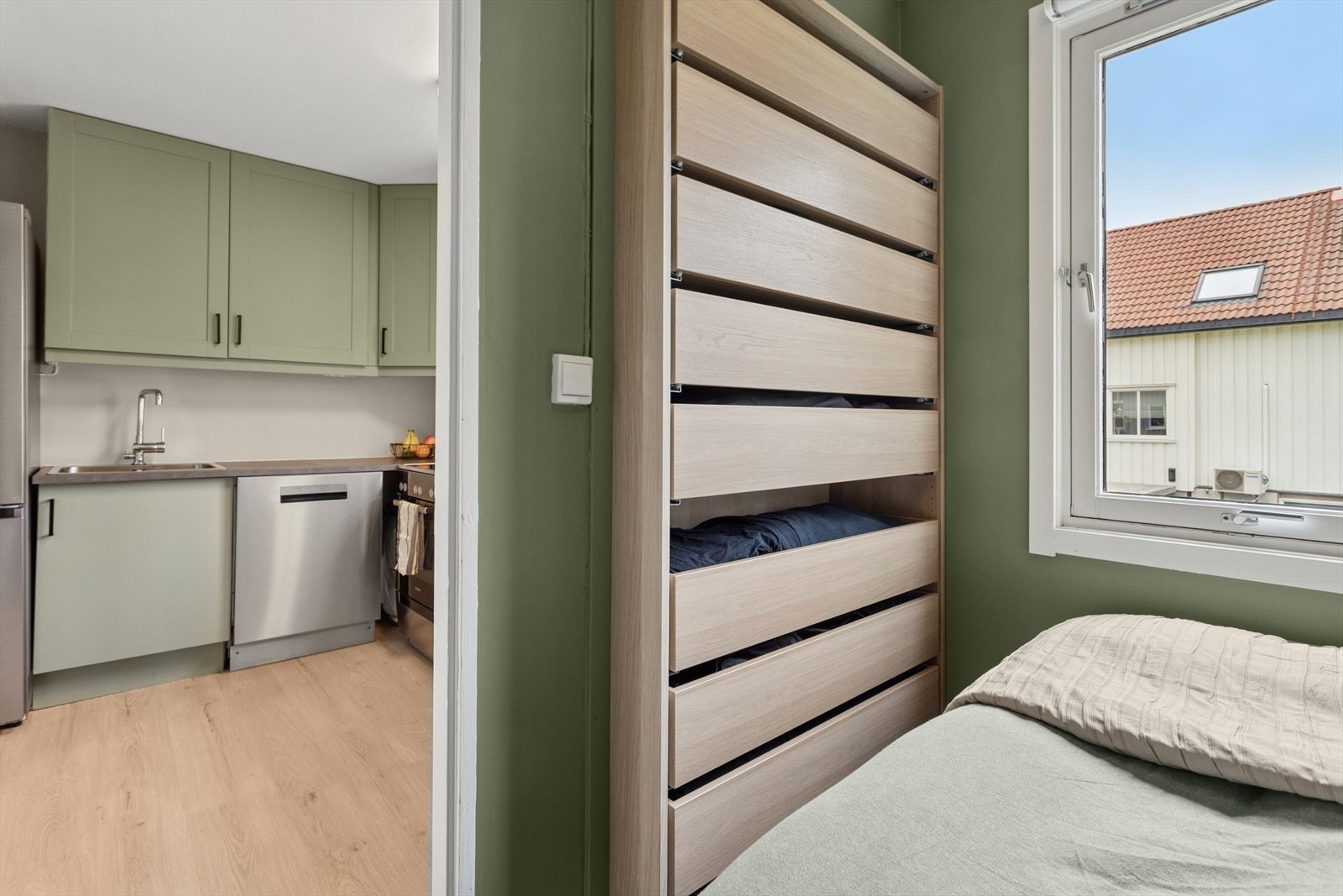 Alkove med smart innebygget garderobe. Galleribilde