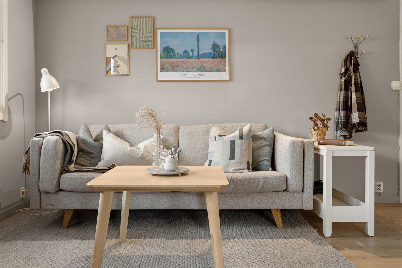 Det er god plass til sofagruppe og spisegruppe i stuen. Galleribilde