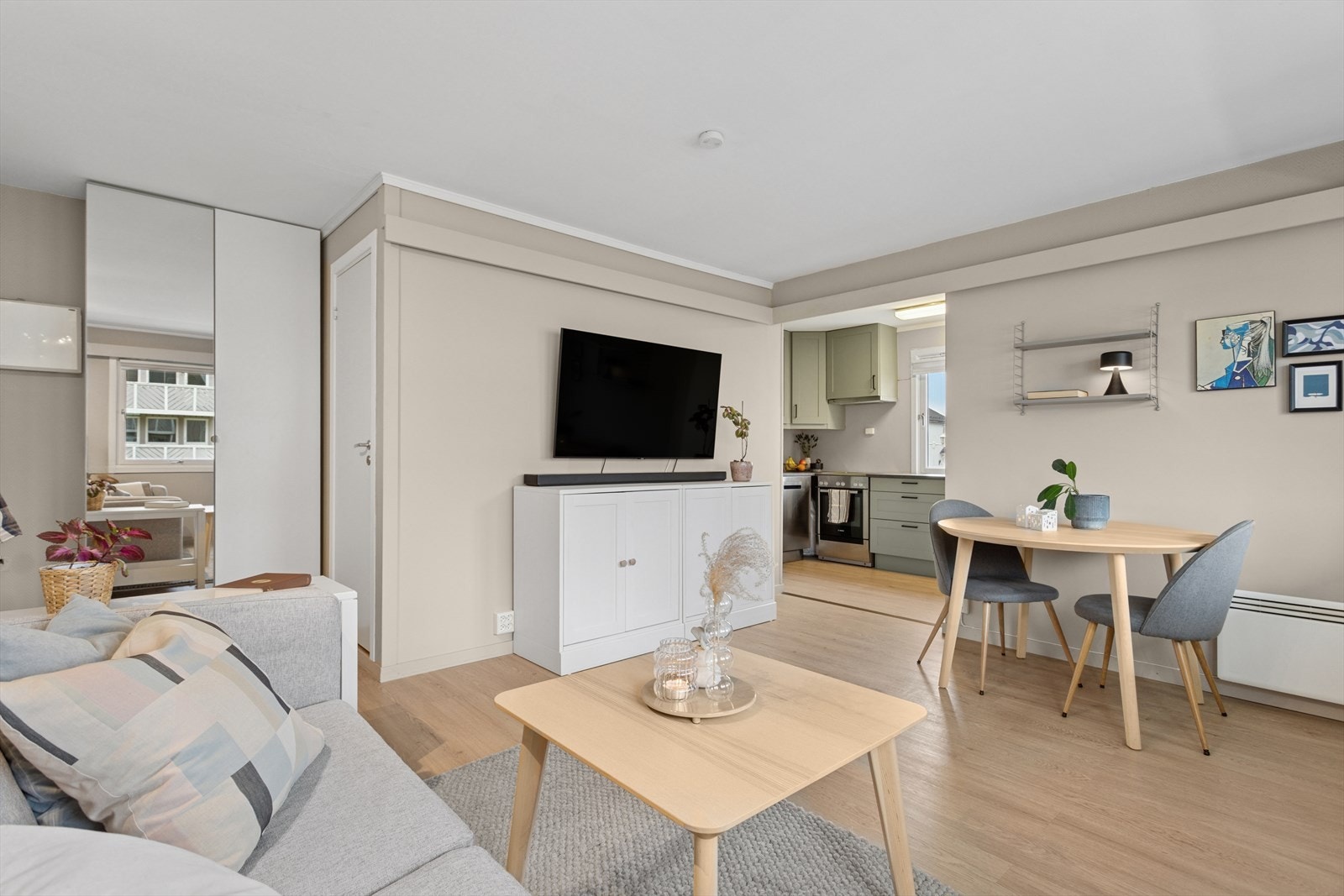 Delvis åpen stue og kjøkkenløsning. Dette gir en god utnyttelse av plassen og du nyter godt av gjennomlyset fra kjøkkenet. Galleribilde