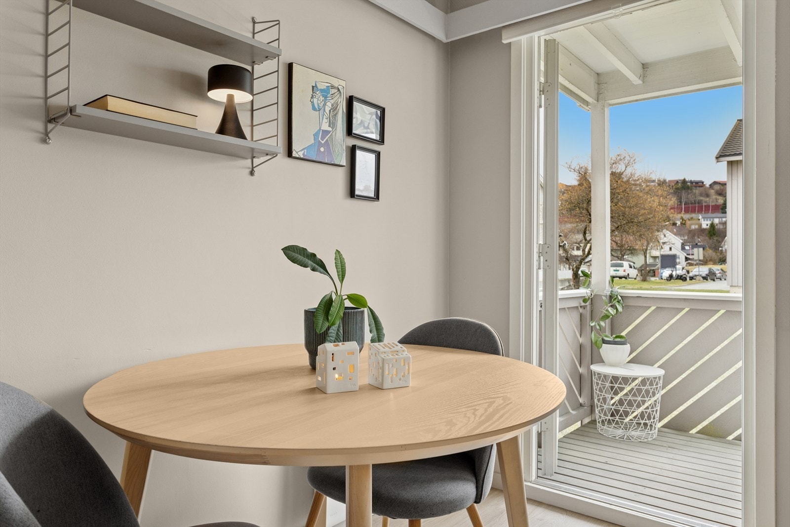 Fra stuen er det utgang til balkong med morgensol. Galleribilde