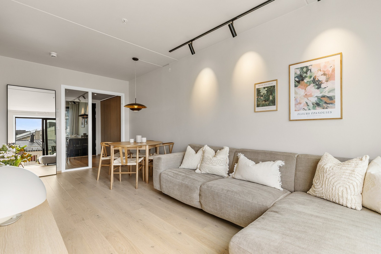 Stuen har fin plass til både sofa og spisebord Galleribilde