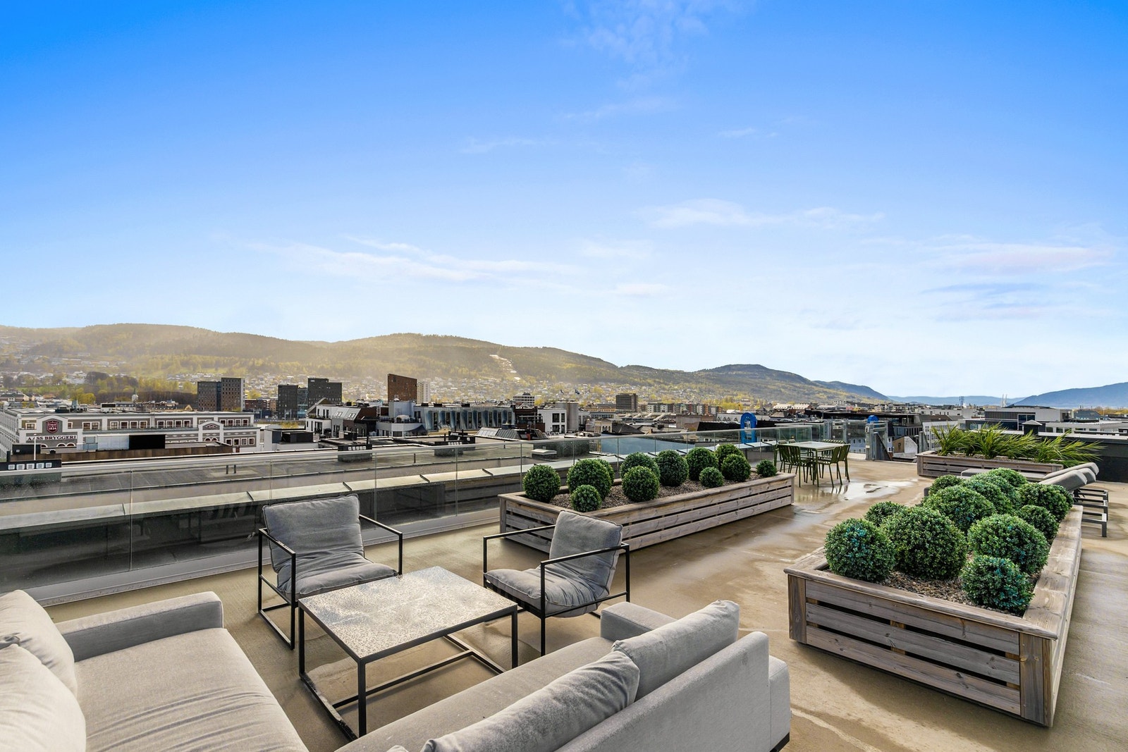Takterrassen har panoramautsikt over hele byen og gode solforhold som kan nytes fra morgen til kveld Galleribilde