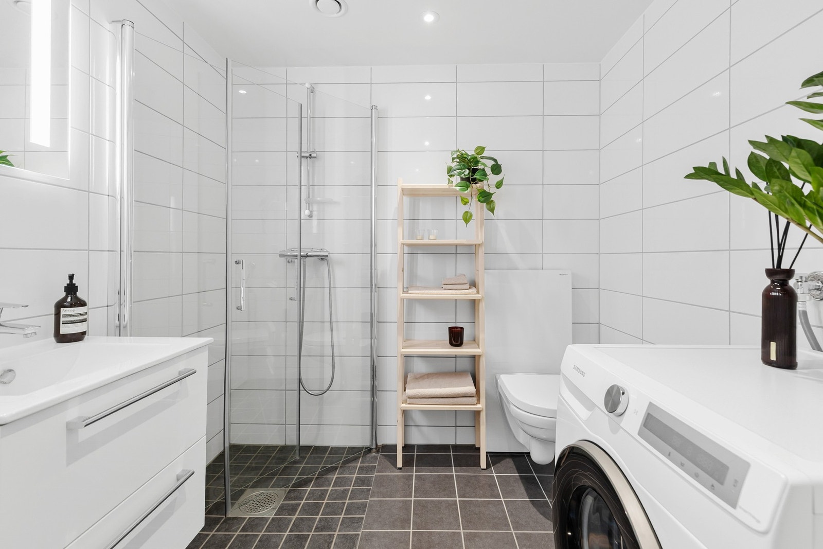 Delikat, helfliset bad med gulvvarme og downlights i himling Galleribilde
