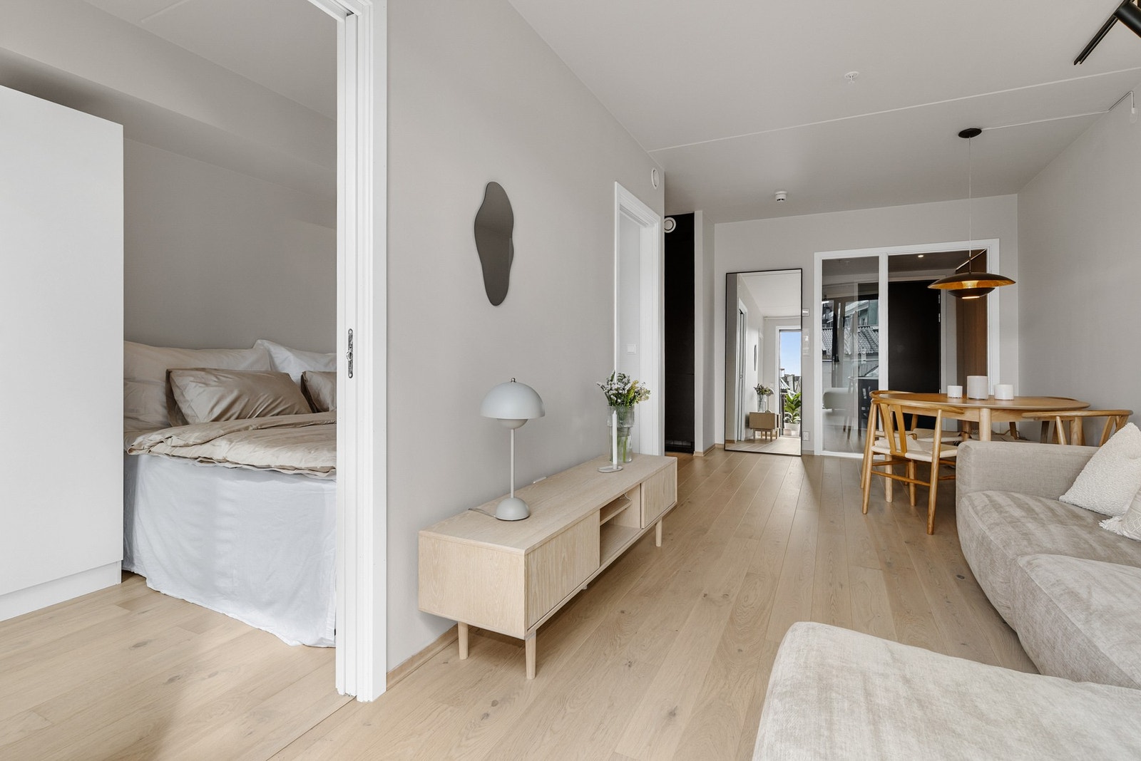 Praktisk løsning mot soverom med to skyvedører inn til soverommet Galleribilde