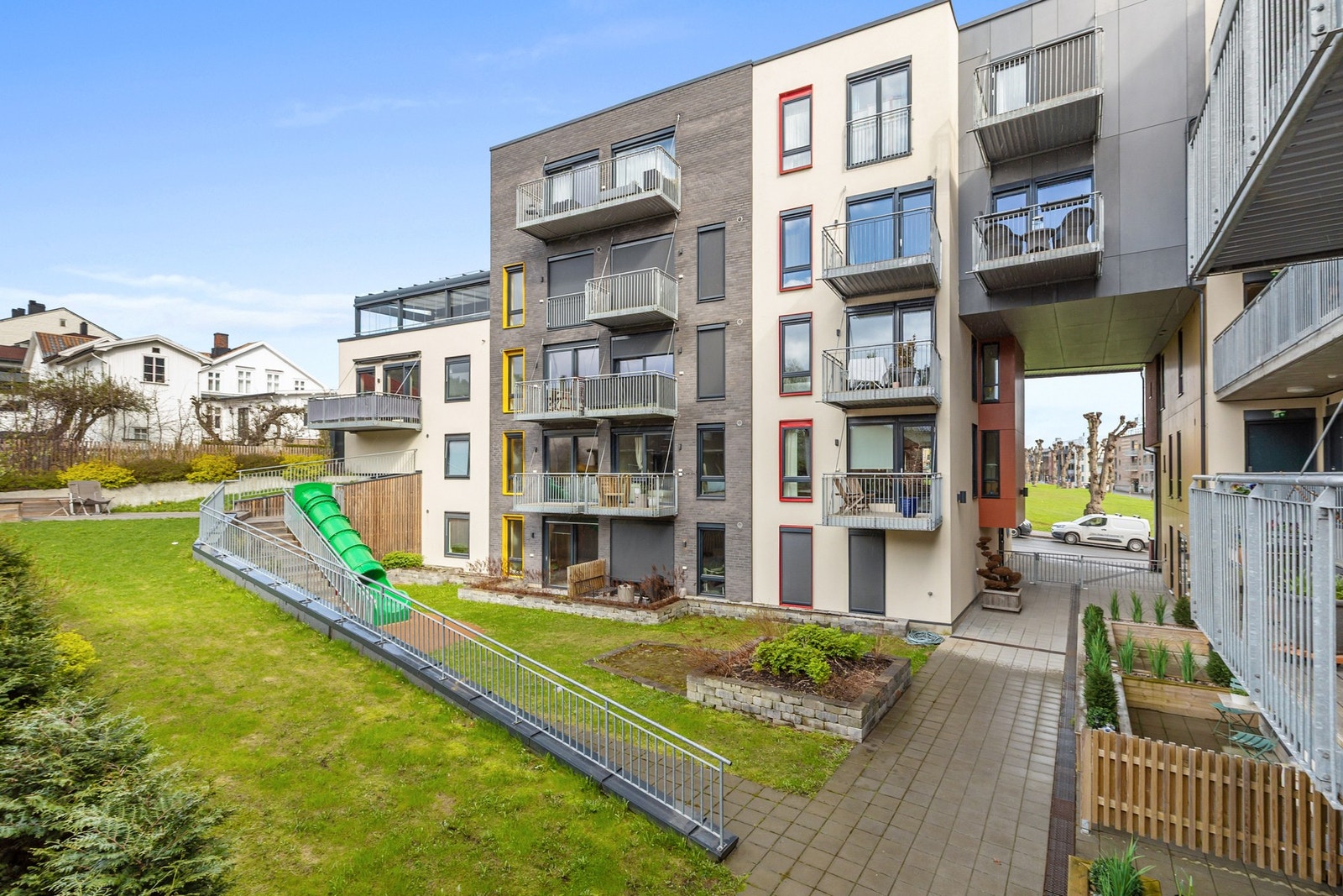 Hyggelig bakgård Galleribilde