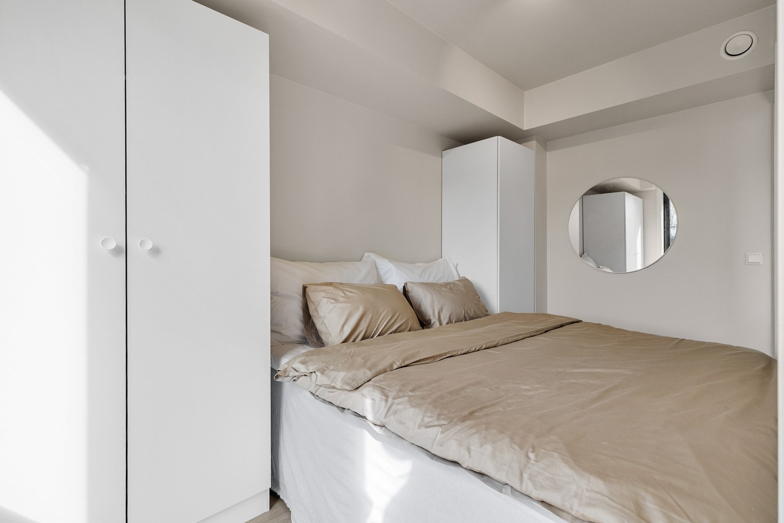 Det er to skyvedører inn til soverommet som er både praktisk og plassbesparende Galleribilde
