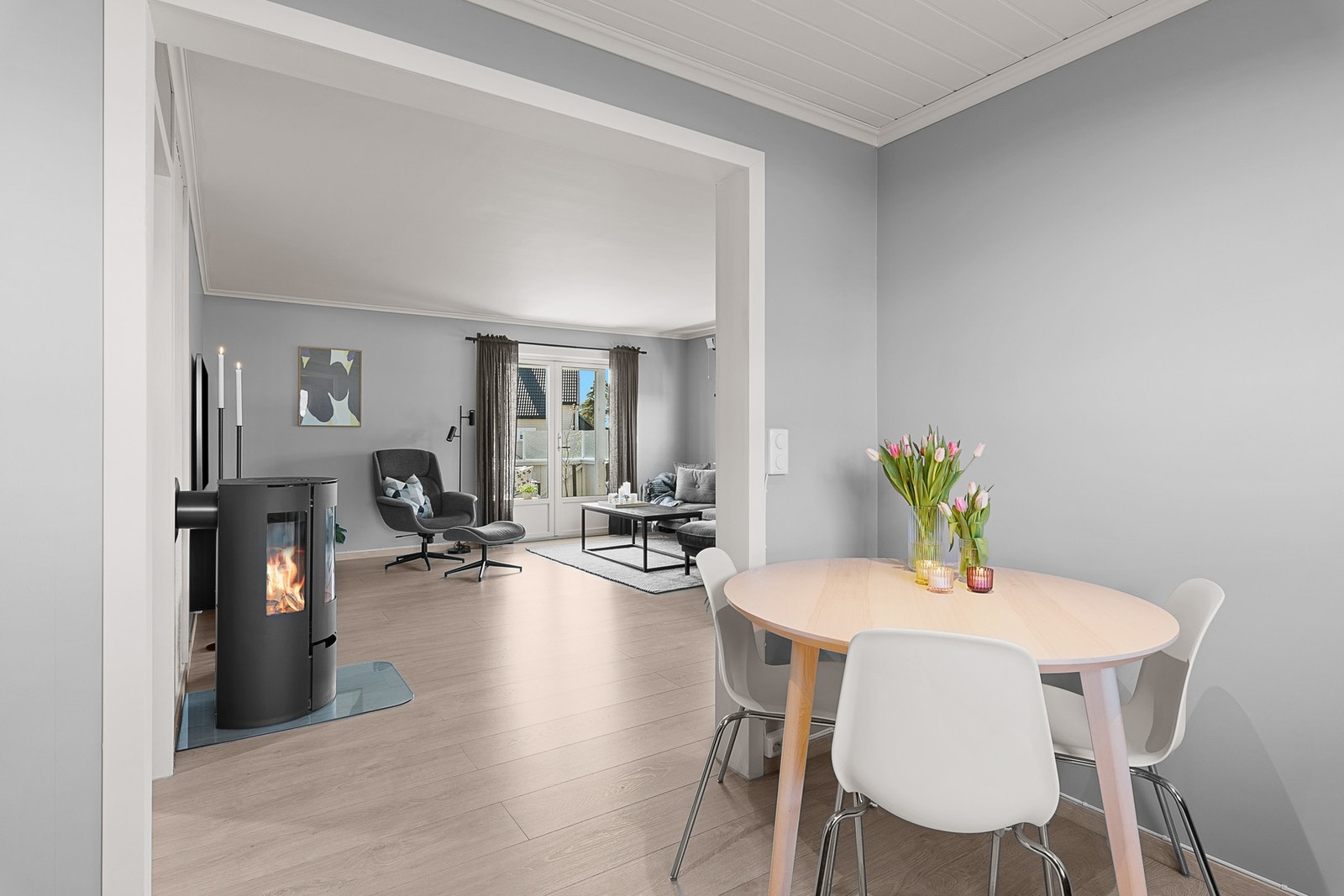 Leiligheten har fått nye overflater med slette vegger, lister og slitesterkt laminatgulv. Galleribilde