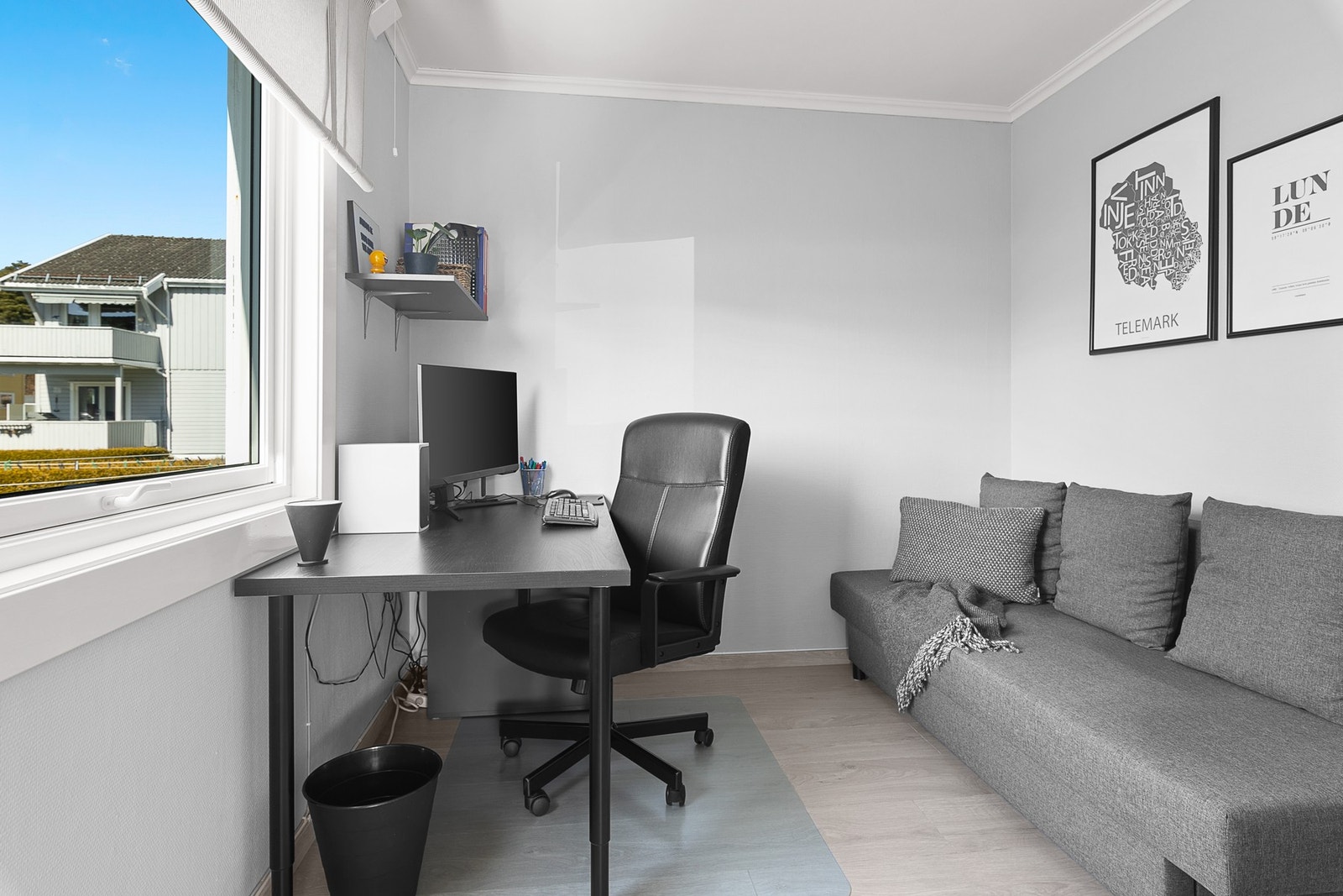 Gjesterommet gir deg den ekstra plassen du ofte trenger - enten til hjemmekontor, overnattingsgjester eller et walk-in closet. Galleribilde
