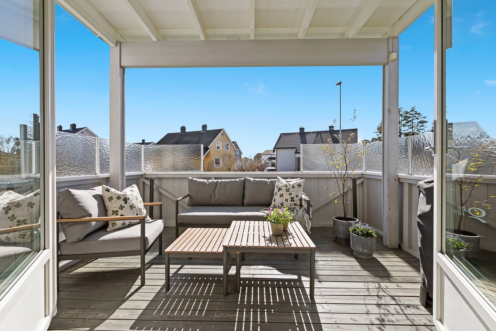 Fra stua er det utgang til takoverbygd og lun terrasse. Fantastiske solforhold fra morgen til kveld! Galleribilde
