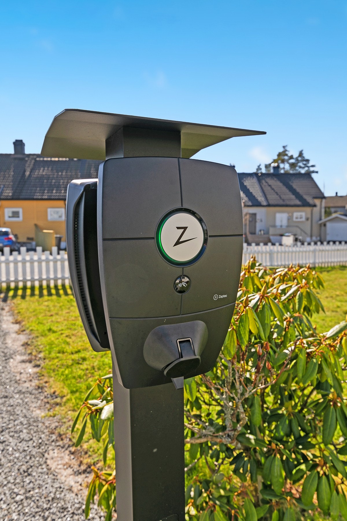 Borettslaget har montert felles elbil-lader på gårdsplassen rett på utsiden av leiligheten. Galleribilde