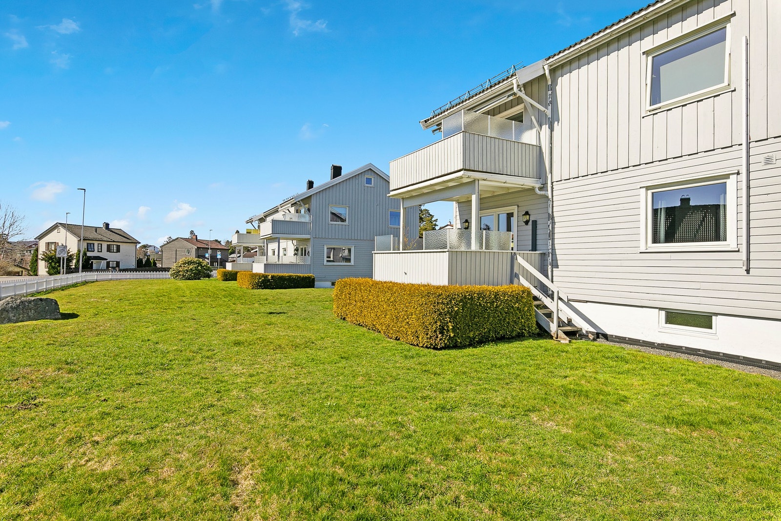 Her bor du i et rolig og attraktivt boligområde med kort vei til sentrum. Galleribilde