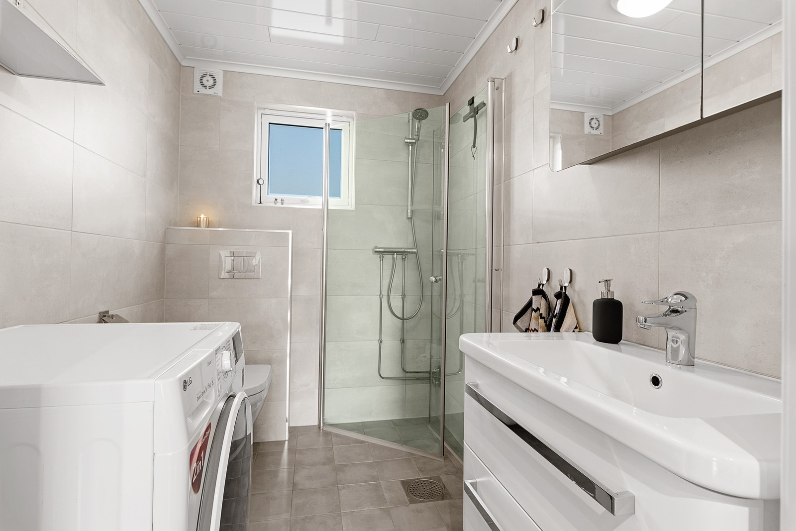 Badet ble renovert i 2018, hvor det ble lagt varmekabler på gulv. I tillegg har du plass til vaskemaskin på badet, samt i felles vaskekjeller. Galleribilde