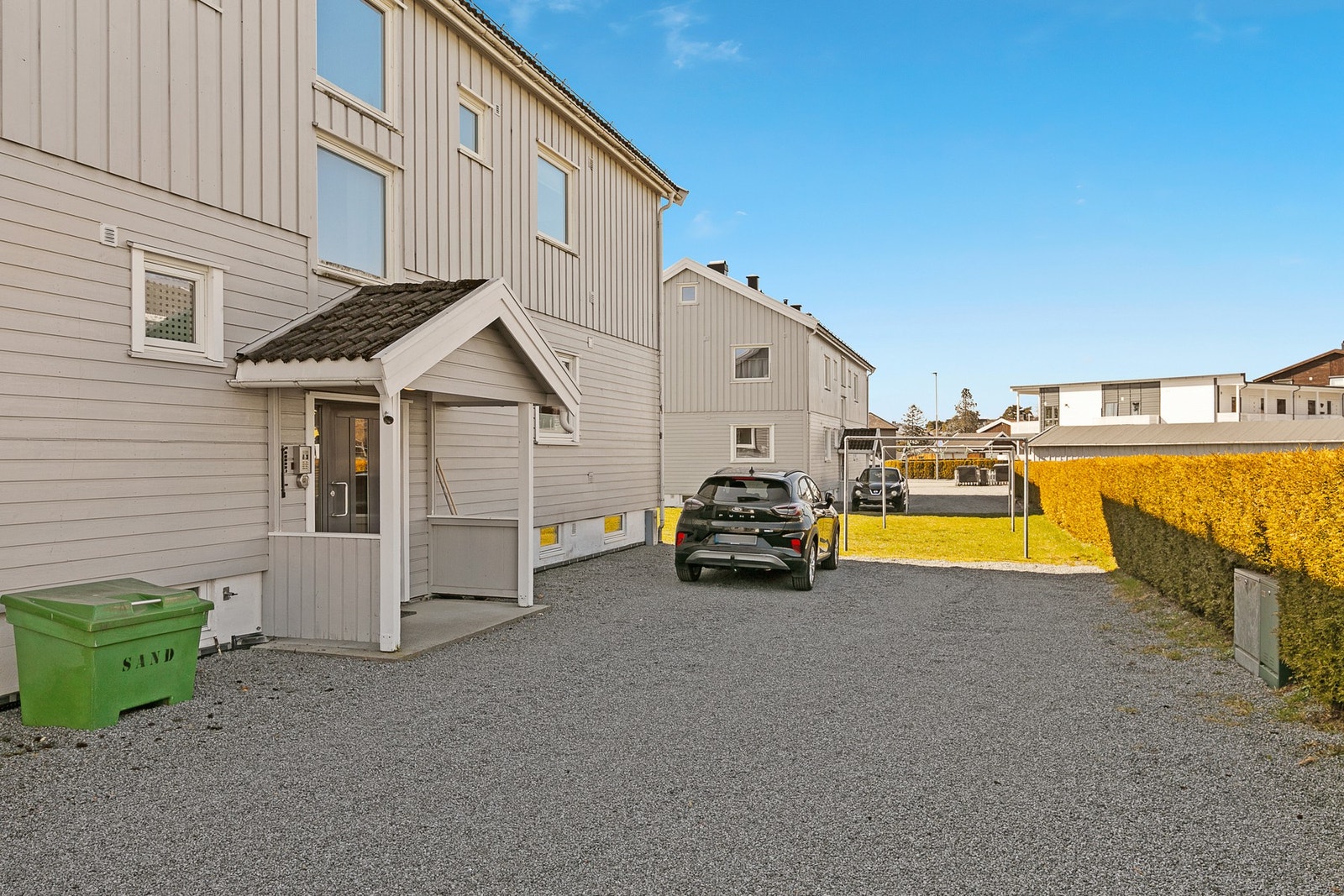 Gode parkeringsmuligheter på gårdsplass, samt gateparkering langs Markveien. Mulighet for garasjeplass iht. venteliste. Galleribilde