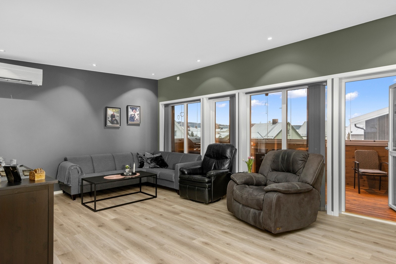 Stue med utgang til stor innglasset veranda. Galleribilde