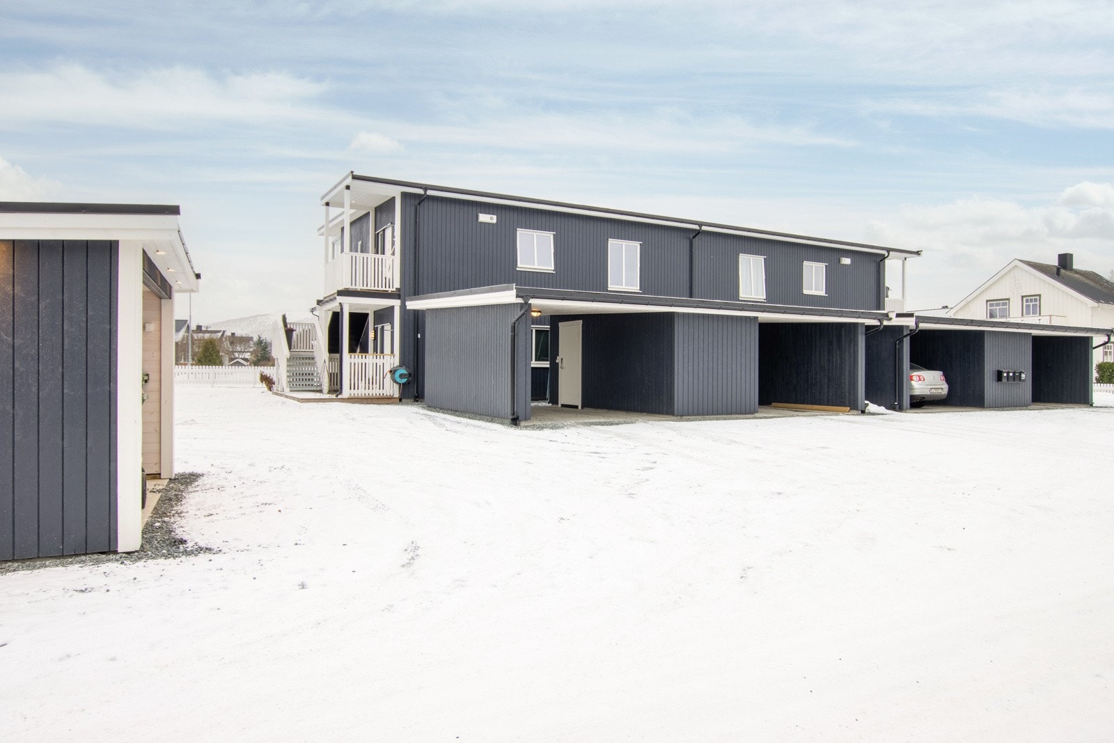 Med leiligheten følger det en carport og utebod. Galleribilde