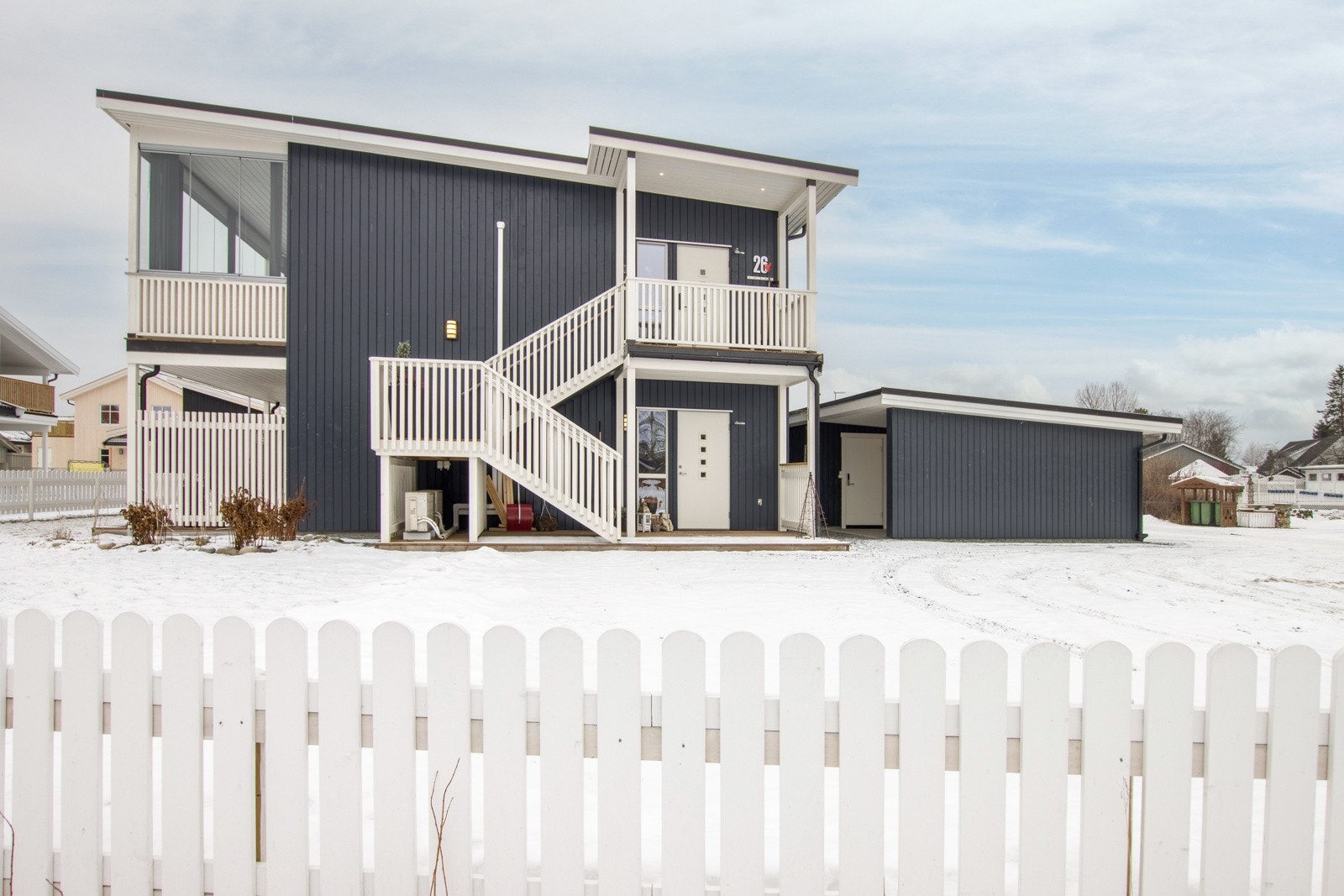 Skråtak som gir god takhøyde og fine vindusareal i stue. Galleribilde