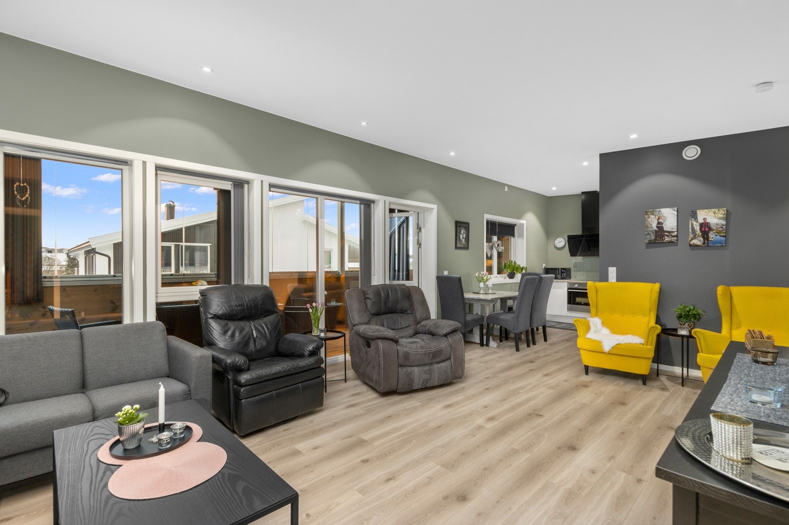 Stue med slette overflater, spotlights i himling. laminat på gulv. Flis i gang med varmekabler. Galleribilde