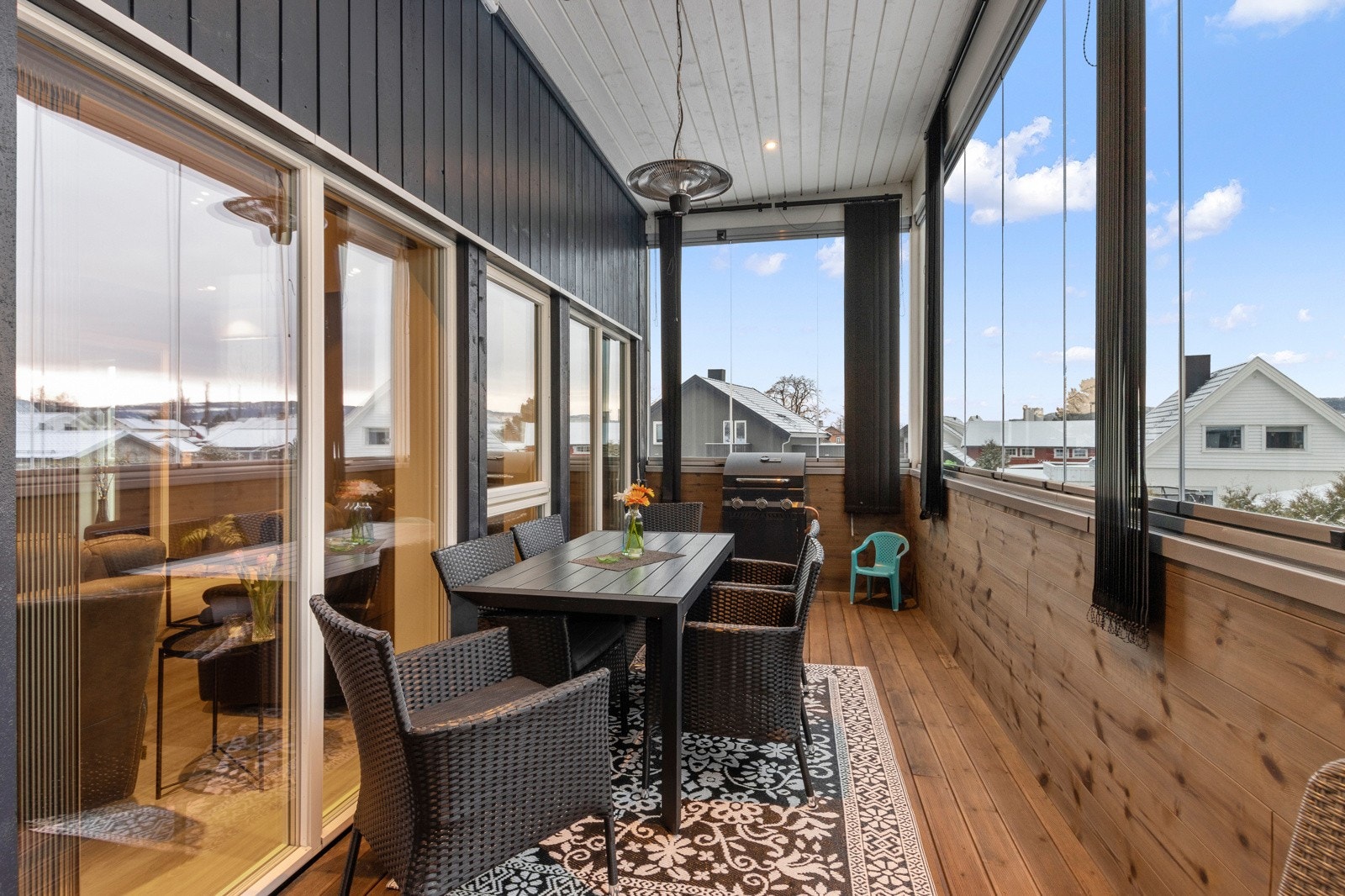 Stor innglasset veranda som fungerer godt som ekstra oppholdsrom Galleribilde