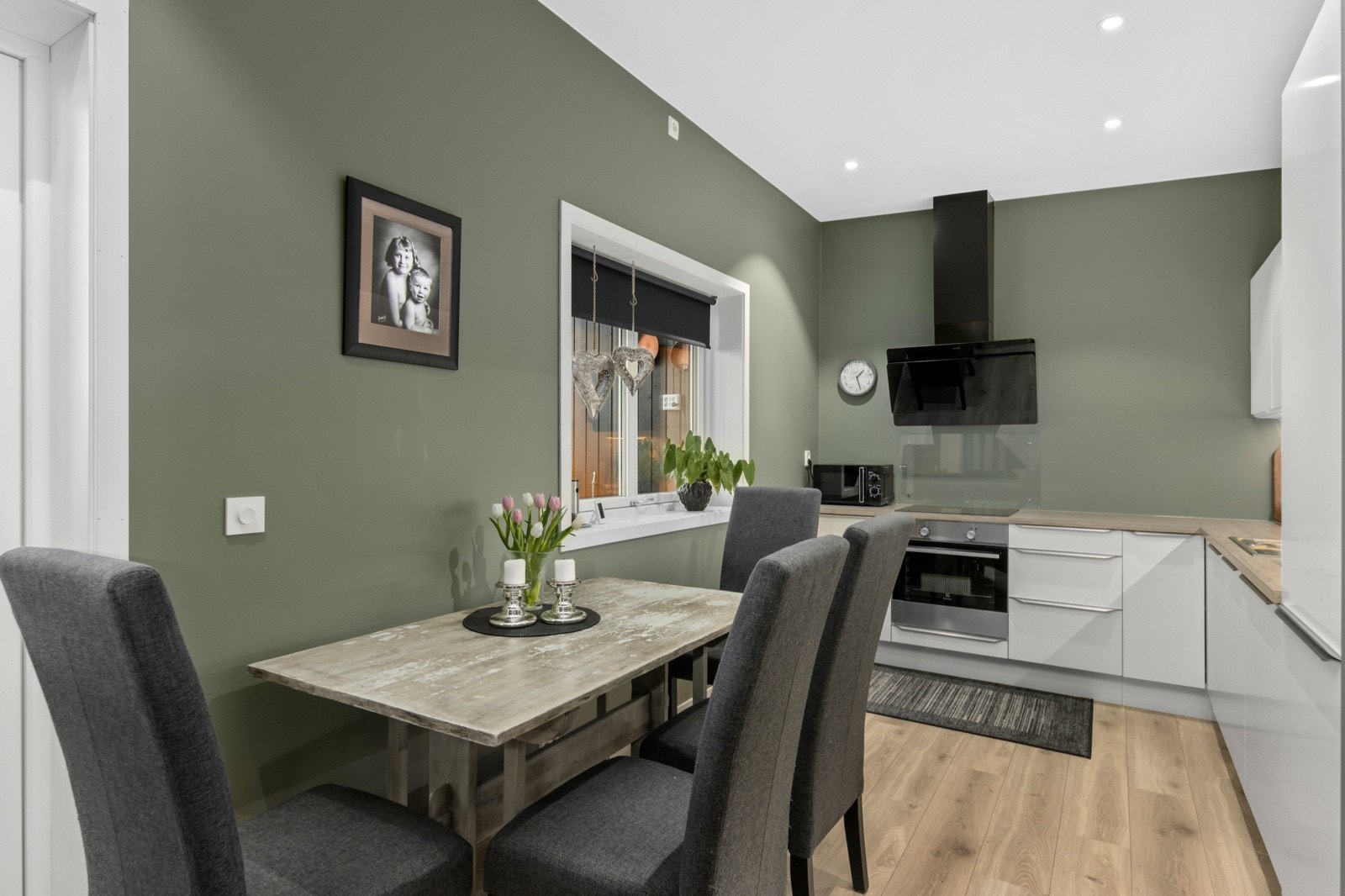 Velkommen til Lensmann Bentsens veg 26 - en hjørneleilighet fra 2019 med carport og innglasset veranda. Galleribilde