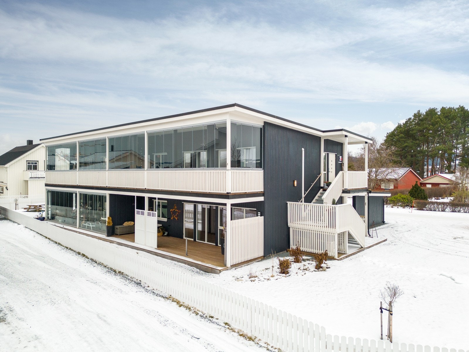 Hjjørneleilighet fra 2019 med carport og innglasset veranda. Galleribilde