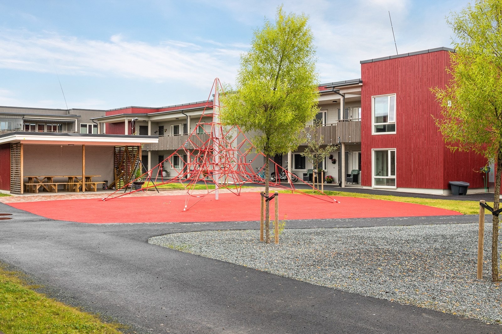 Ute på tunet. Galleribilde