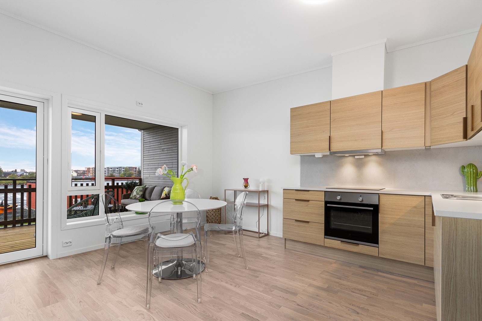 Plass for stor spisestue ved kjøkkenet. Galleribilde