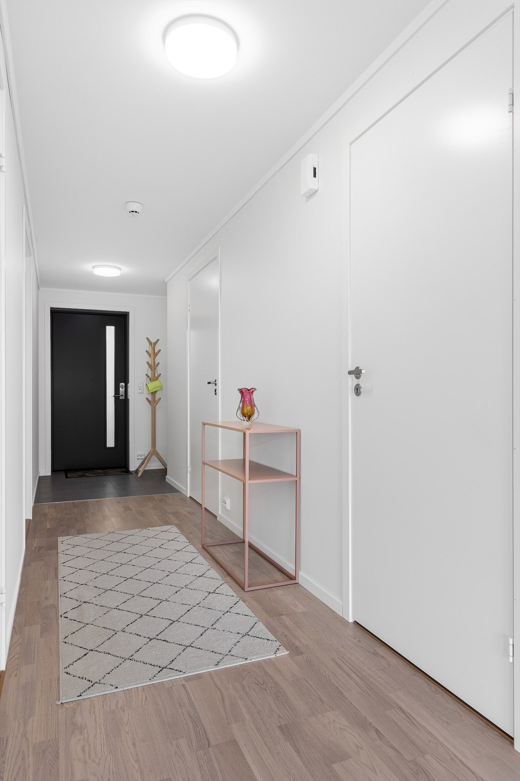 Stor innvendig bod/vaskerom med inngang fra gang. Galleribilde