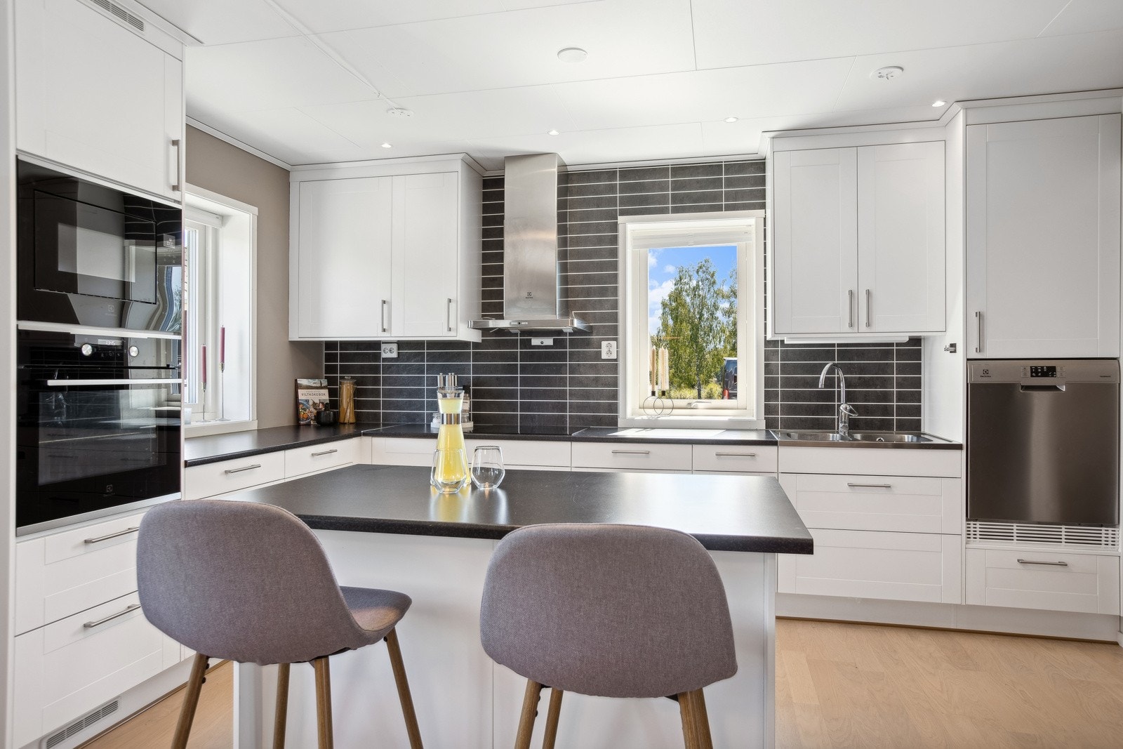 Kjøkkenet er av klassisk stil med hvite, profilierte fronter og benkeplate av laminat. Galleribilde