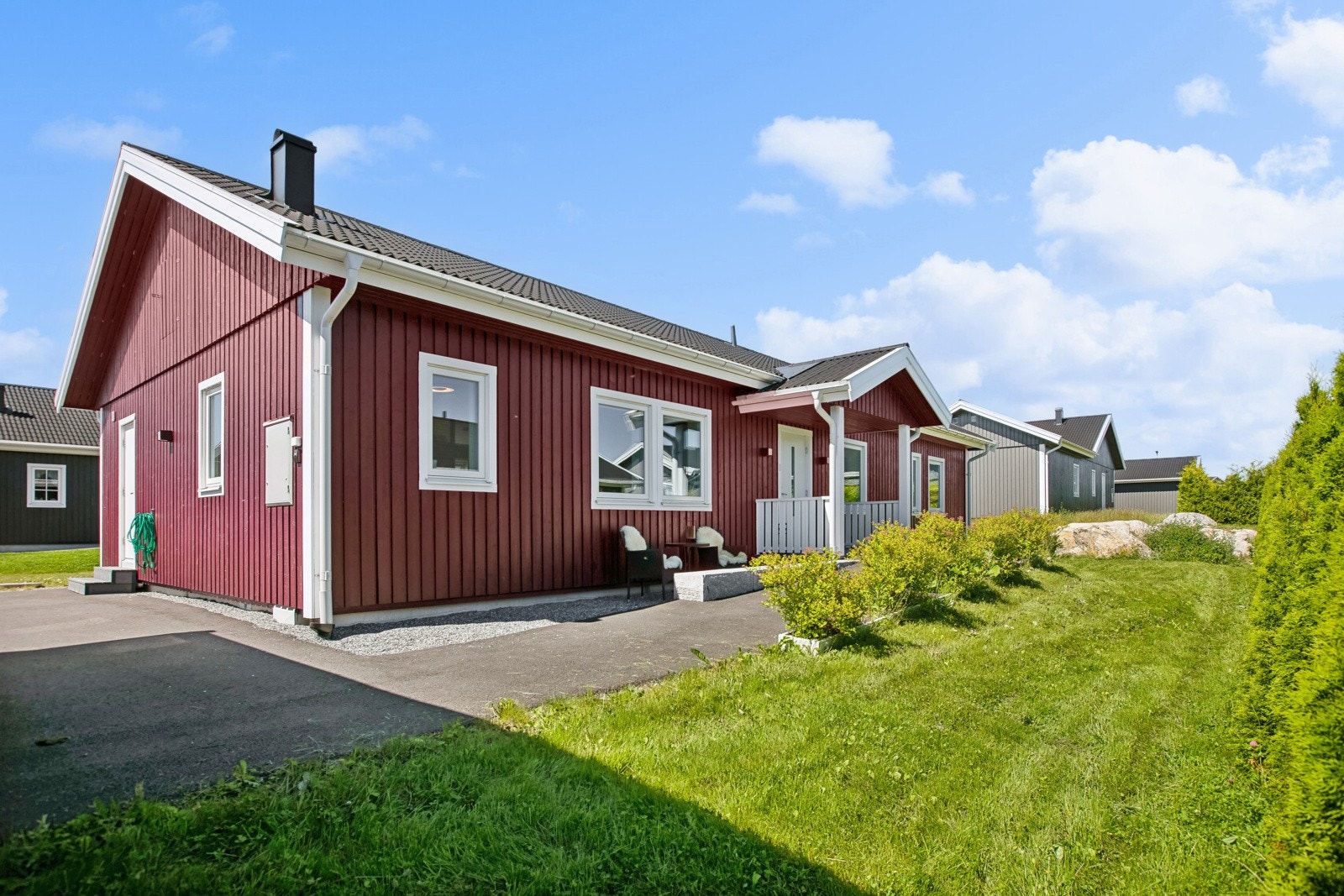 Boligen har rikelig med parkering. Galleribilde