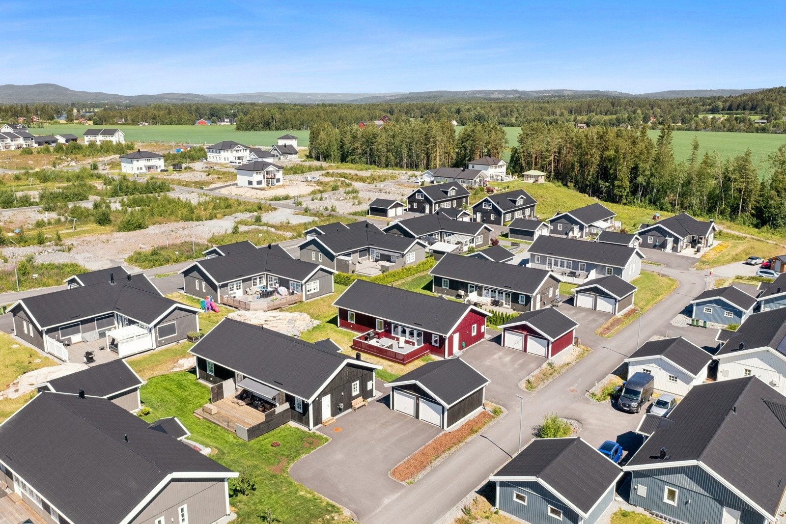 Boligen ligger rolig og idyllisk til i et nyere boligområde på Oppaker i Nes kommune. Galleribilde