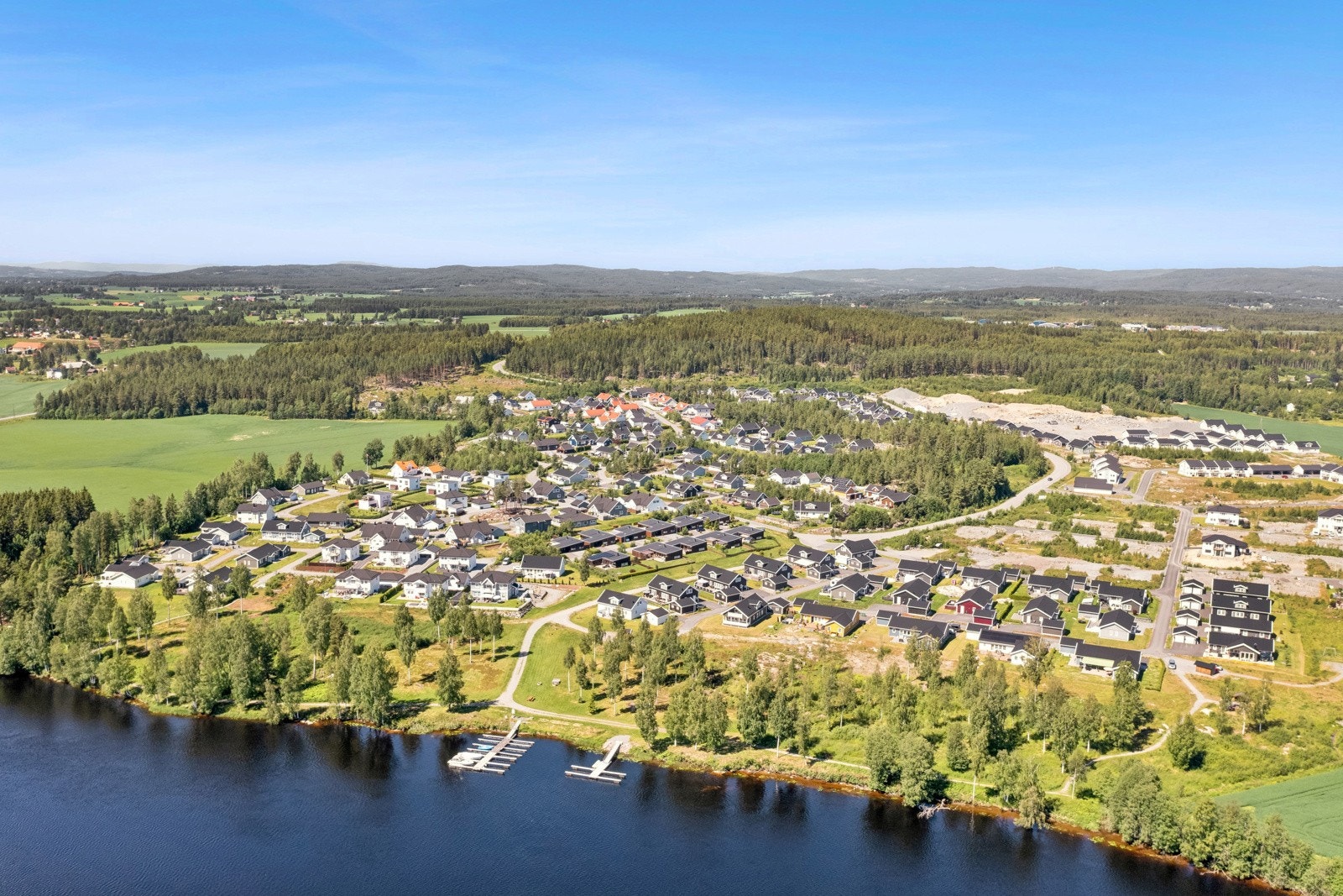 Dagligvarehandelen kan gjøres ved Kiwi Vormsund og i Årnes sentrum. Galleribilde