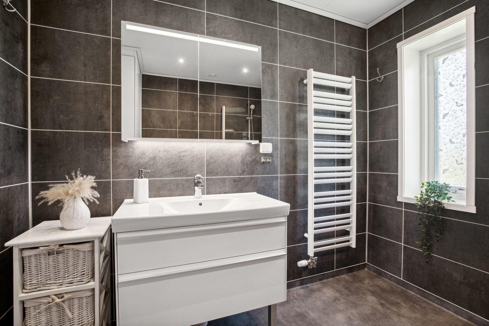 Baderommet har vegghengt, heldekkende servant med speilskap. Galleribilde