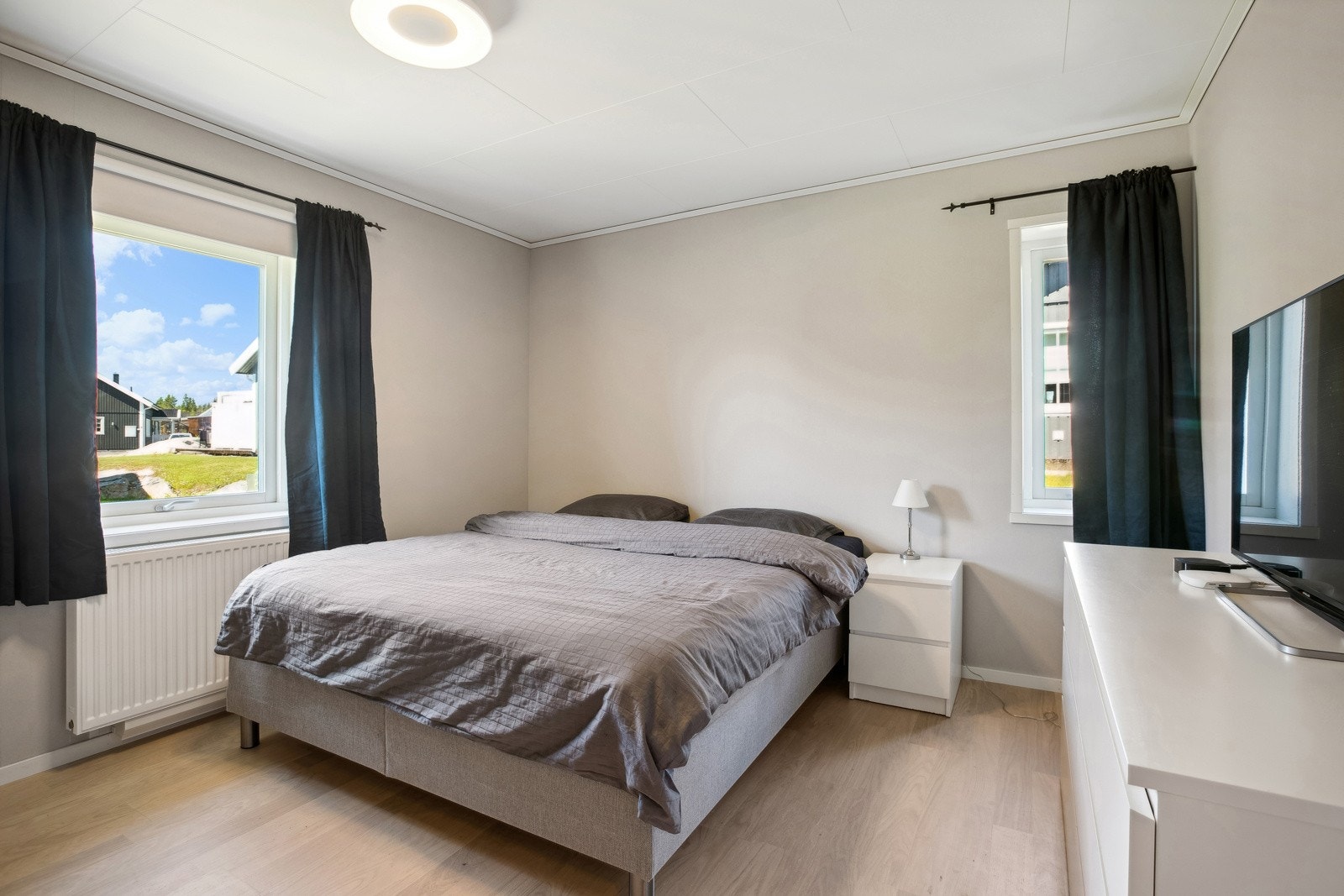 Hovedsoverommet har god plass til garderobe og annet møblement. Galleribilde