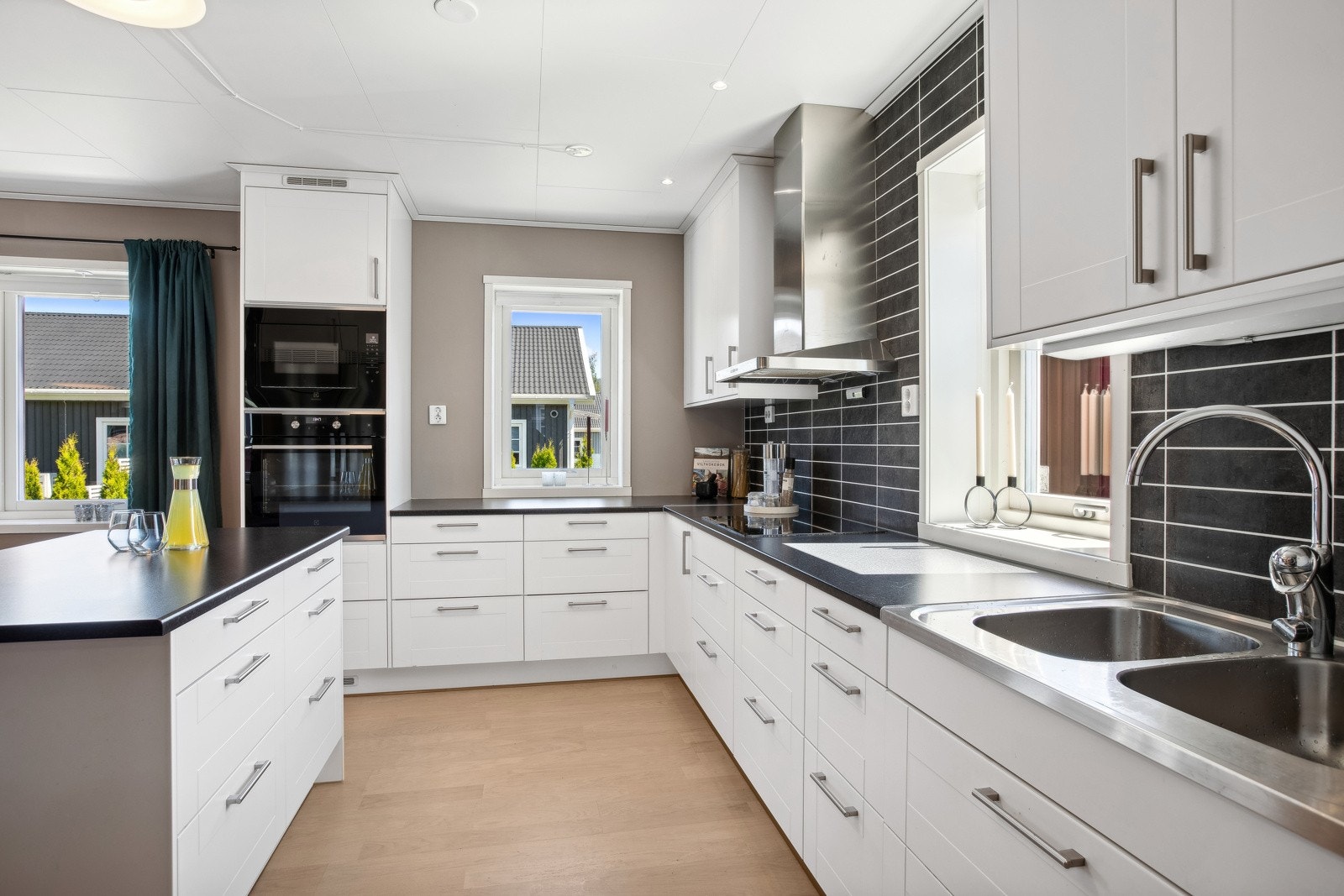 Her har en gode arbeidsflater og rikelig med skapplass. Galleribilde