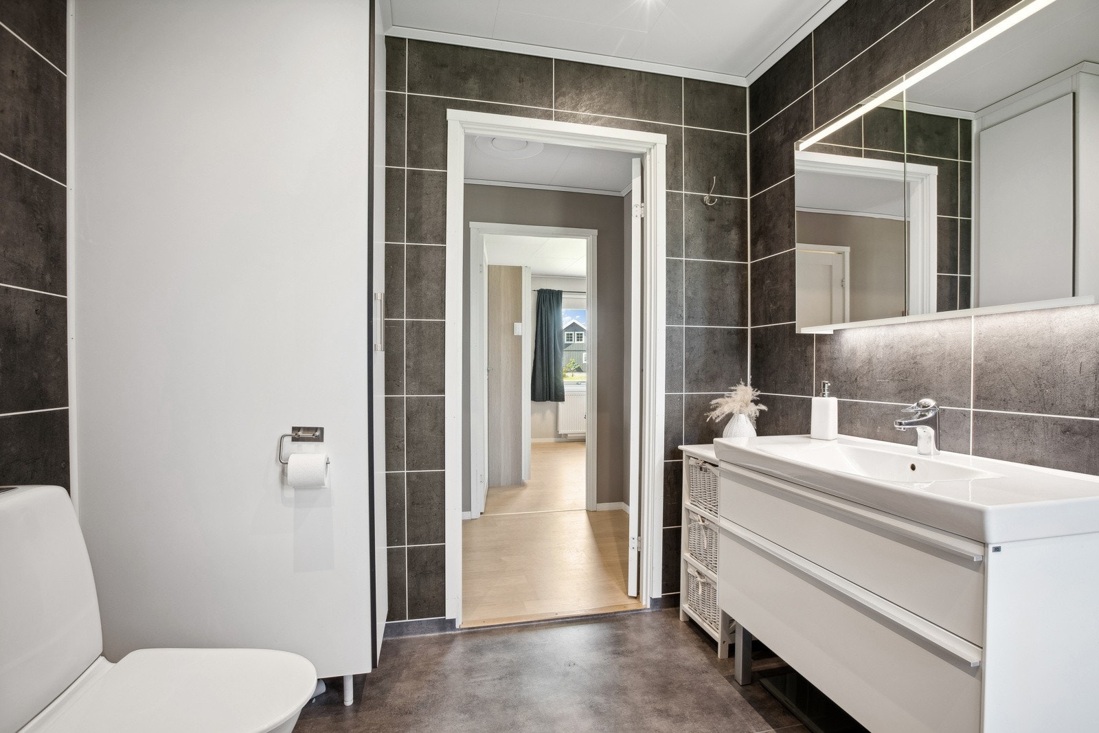 Bad med downlights gir et stilrent preg med en behagelig belysning. Galleribilde