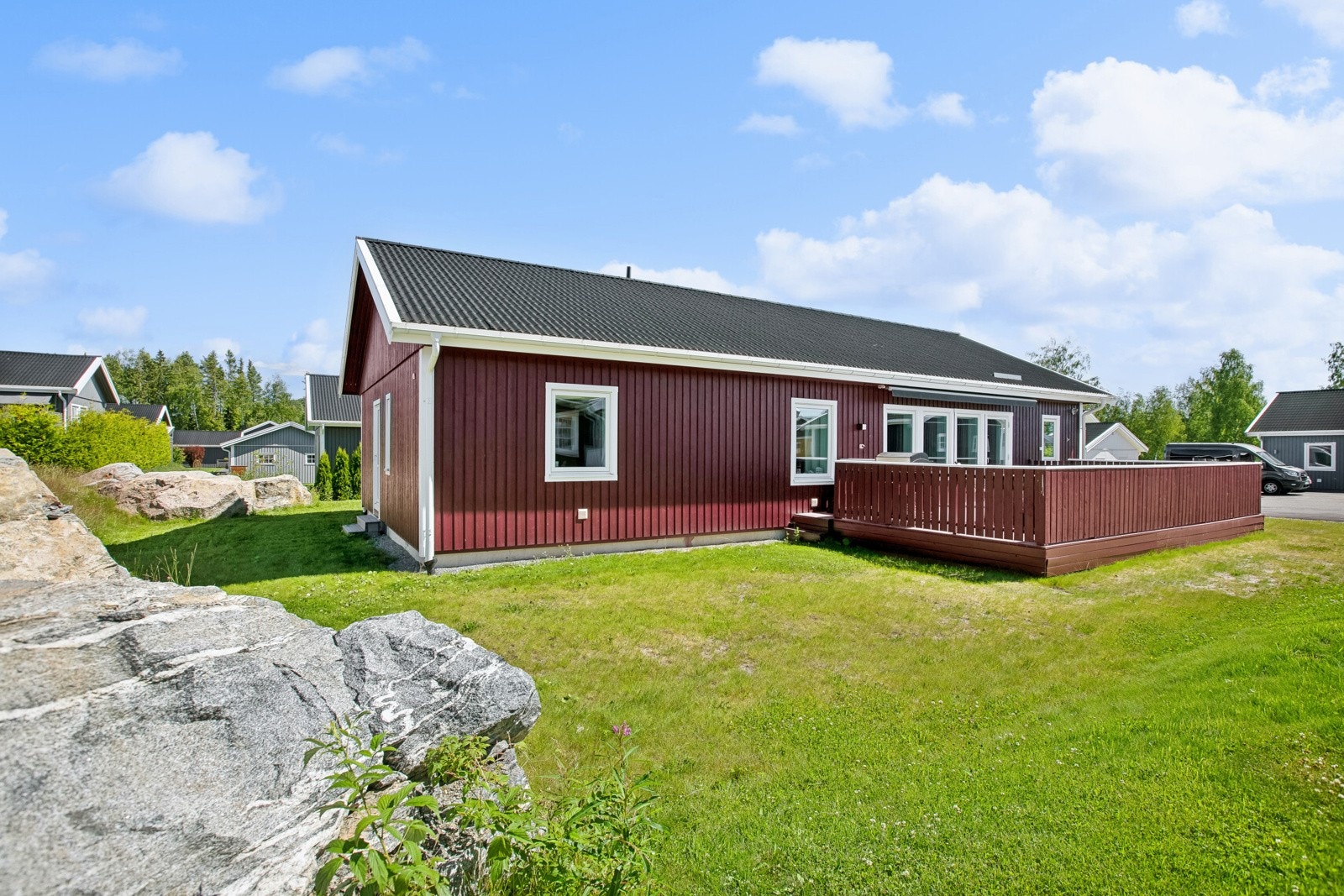 Boligen har flotte uteområder med terrasse og gressplas Galleribilde