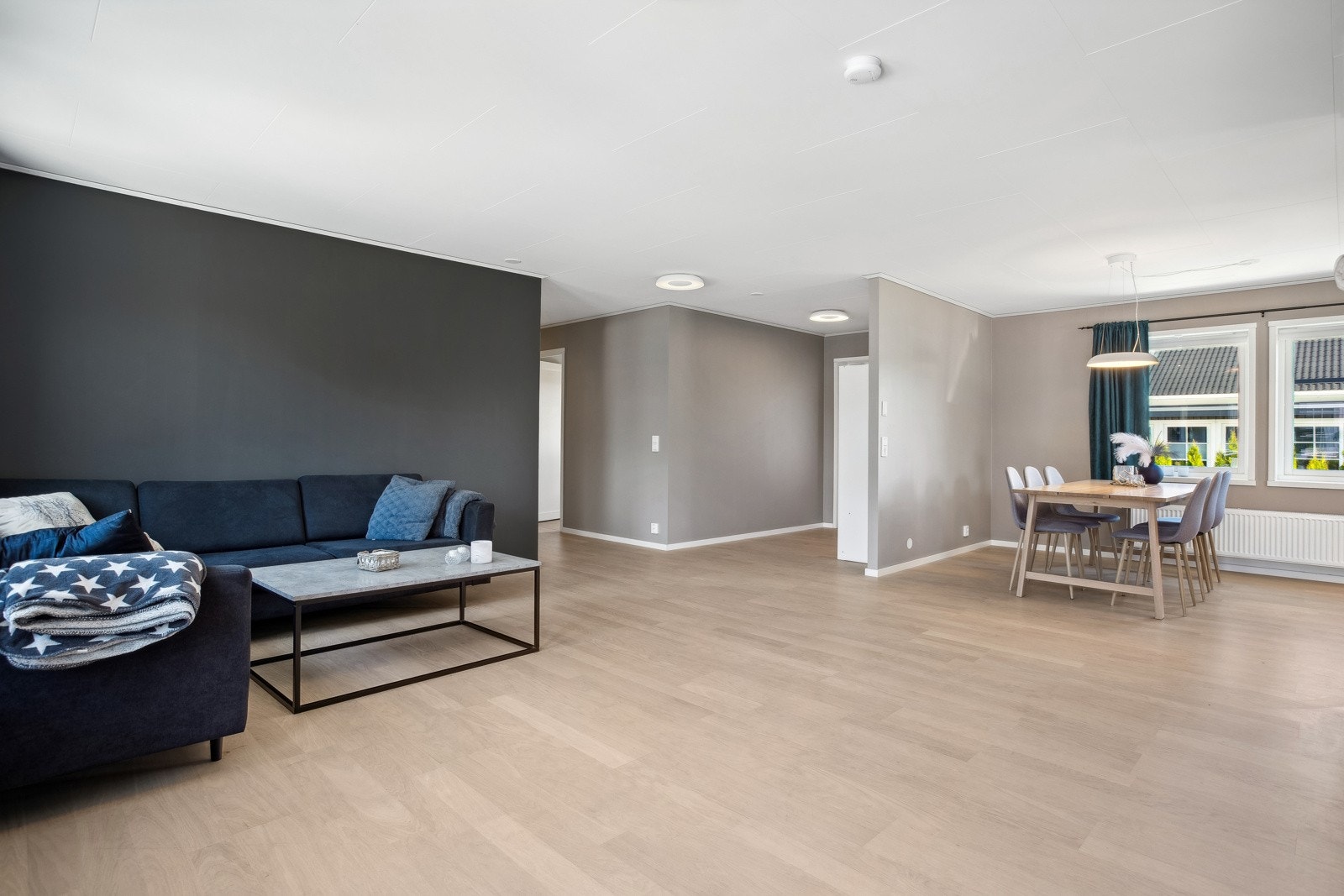 Stuen er malt i nøytrale farger, som gjør det enkelt å intrede etter eget ønske! Galleribilde