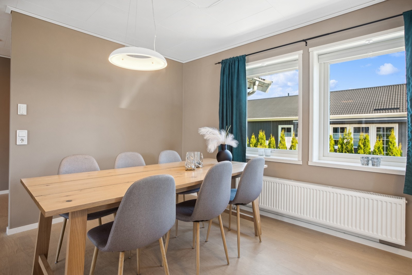 Kjøkkenet har store vindusflater som slipper inn rikelig med naturlig lys. Galleribilde