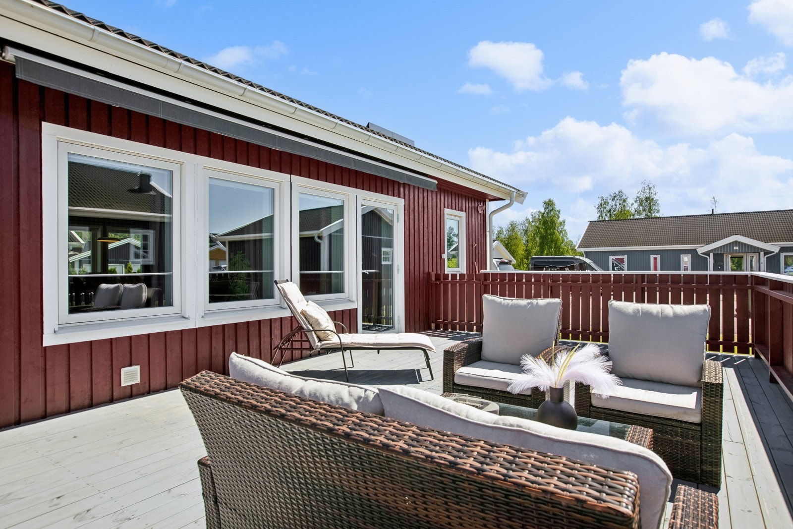 Terrassen har god plass til utemøblement. Galleribilde